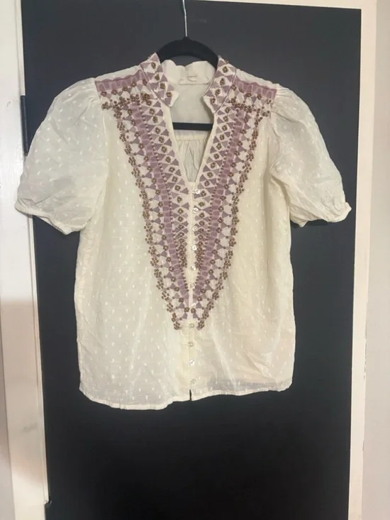 Embroidered Anthropologie V-Neck Short Sleeve Top in Ivory with Beading. - Picture 4 of 9